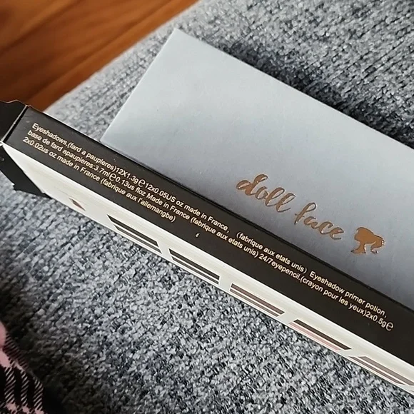 New Doll Face neutral Eye Shadow Palette - Picture 15 of 15
